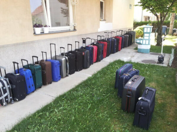 više popravljenih kofera u nizu